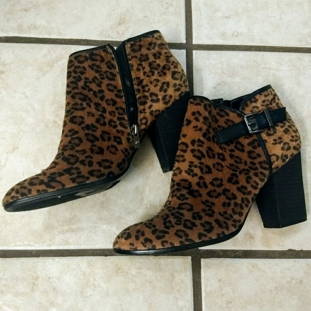 NWOB Libby Edelman faux cheetah fur ankle booties